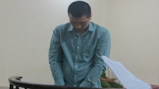 Gã tài xế taxi hiếp dâm bé gái bất ngờ nằm vật ra phòng xử án