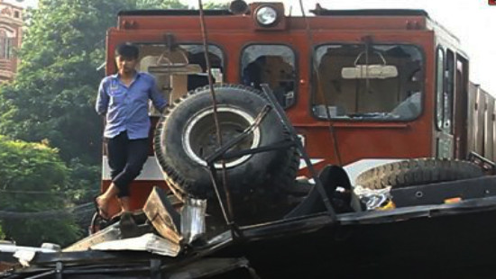 Hà Nội: Cố băng qua đường sắt, xe tải bị tàu hỏa đâm nát