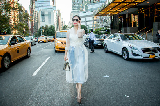 CEO Elise Lưu Nga ngồi cùng hàng Paris Hilton xem thời trang tại New York 