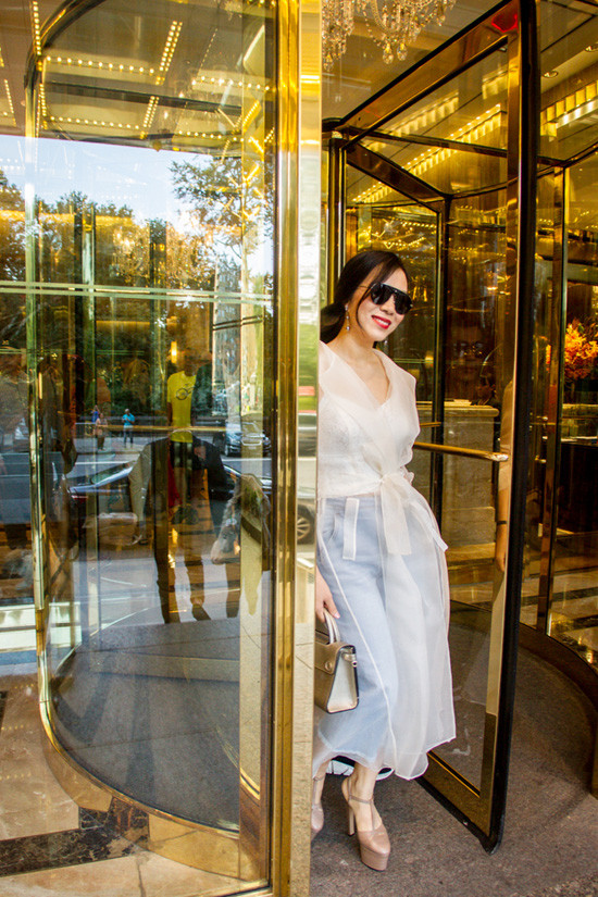 CEO Elise Lưu Nga ngồi cùng hàng Paris Hilton xem thời trang tại New York 