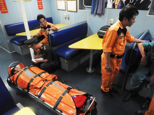 Vượt sóng dữ cứu ngư dân bị đau tim trên biển