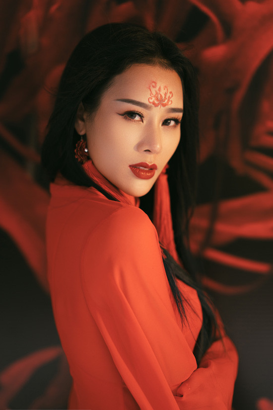Vợ Việt Hoàn hoá nương nương đẹp bí ẩn, ma mị cover nhạc phim 