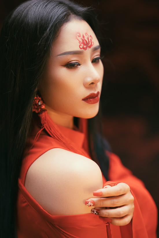 Vợ Việt Hoàn hoá nương nương đẹp bí ẩn, ma mị cover nhạc phim 