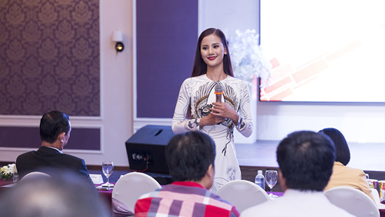 Rút khỏi Miss Universe Vietnam 2017, Hương Ly trở thành Đại sứ Lễ hội ẩm thực năm châu