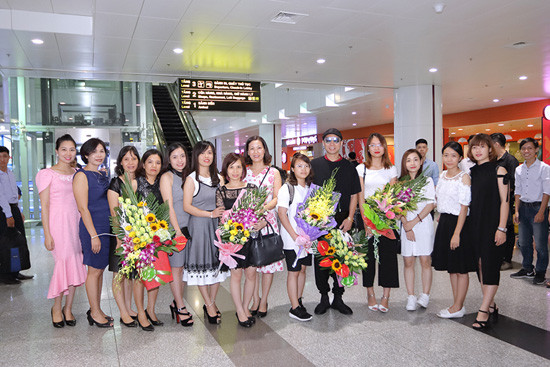 NTK Áo dài dát vàng Việt Nam được chào đón nồng nhiệt ngày trở về