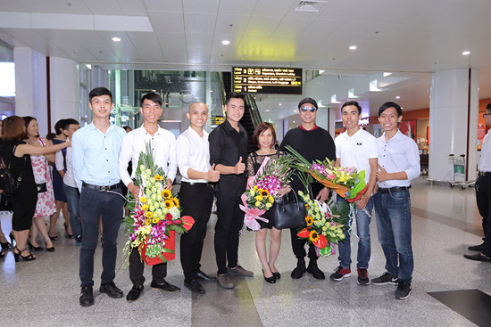 NTK Áo dài dát vàng Việt Nam được chào đón nồng nhiệt ngày trở về