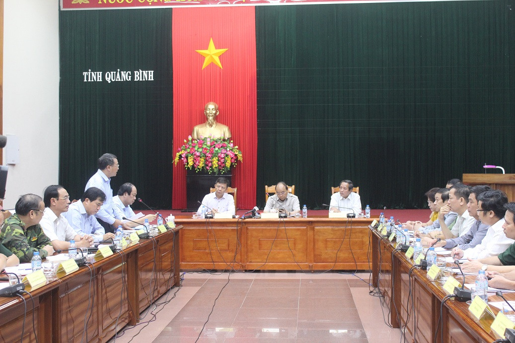 Thủ tướng Nguyễn Xuân Phúc thị sát sau bão, họp với lãnh đạo tỉnh trong đêm