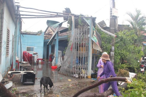 TT-Huế: Hàng trăm ngôi nhà tốc mái, cây cối đổ hàng loạt sau lốc xoáy