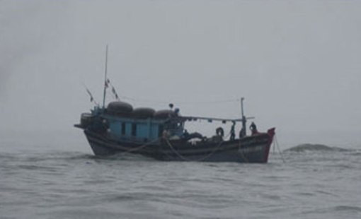 Tàu cá có 10 thuyền viên mất liên lạc trong bão số 10