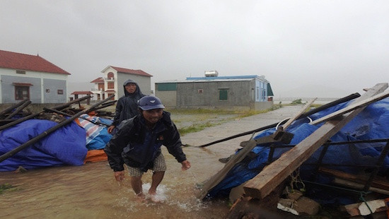 Hà Tĩnh: Giao thông tê liệt, hàng ngàn ngôi nhà bị tốc mái