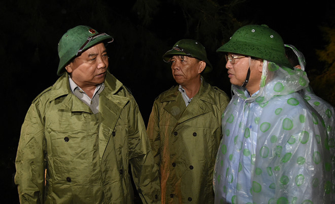 Thủ tướng Nguyễn Xuân Phúc thị sát sau bão, họp với lãnh đạo tỉnh trong đêm