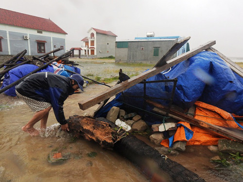 Hà Tĩnh: Huyện Cẩm Xuyên tan hoang sau bão