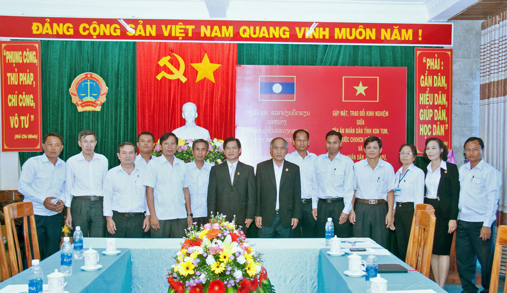 TAND tỉnh Kon Tum và TAND tỉnh Attapư (Lào) trao đổi kinh nghiệm xét xử các loại án