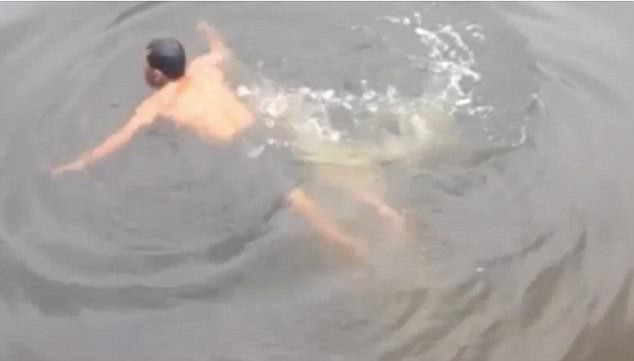 Người đàn ông bị cá sâu kéo đi không lâu sau khi nhảy xuống hồ. (Ảnh: Dailymail)