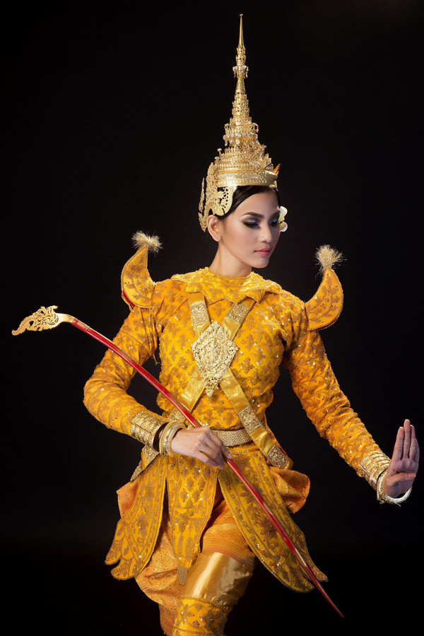 Trương Thị May mừng tết Đôn-Ta của người Khmer