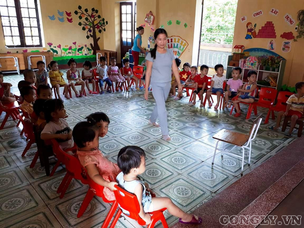 Thanh Hóa: Một giáo viên mầm non “dọa” cho trẻ vào bao bì