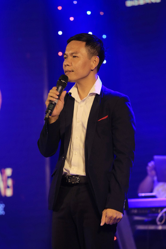 Ca sĩ hải ngoại Nguyễn Hưng biểu diễn máu lửa ở Hà Nội