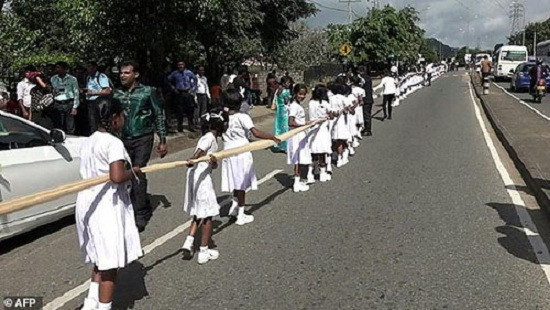 Lĩnh án tù vì nhờ 250 học sinh nâng váy cưới dài 3km