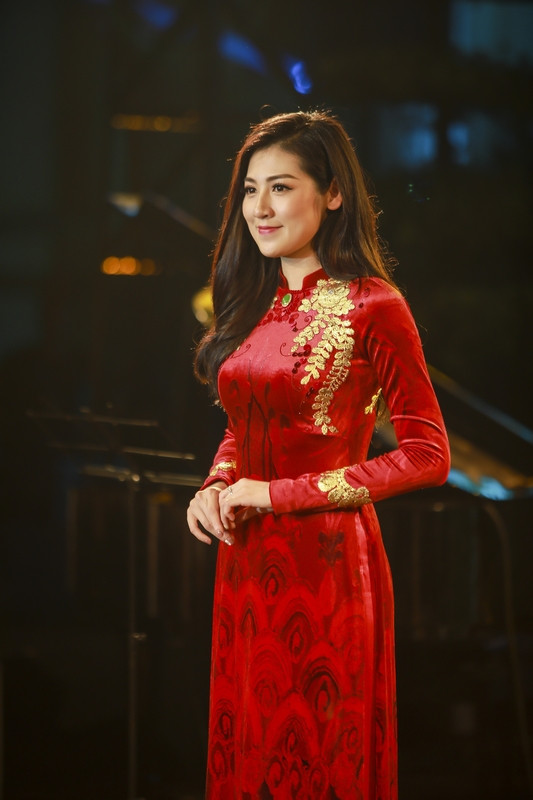Á hậu Dương Tú Anh đẹp lộng lẫy với áo dài dát vàng trị giá 15 ngàn USD