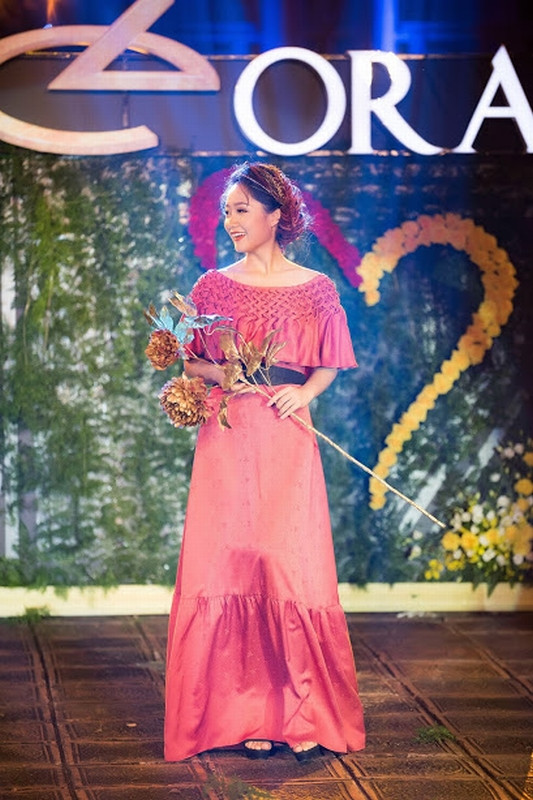 Á hậu Dương Tú Anh đẹp lộng lẫy với áo dài dát vàng trị giá 15 ngàn USD