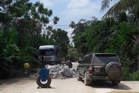Thanh Hóa: Dân đổ đá chắn vì đường xuống cấp 