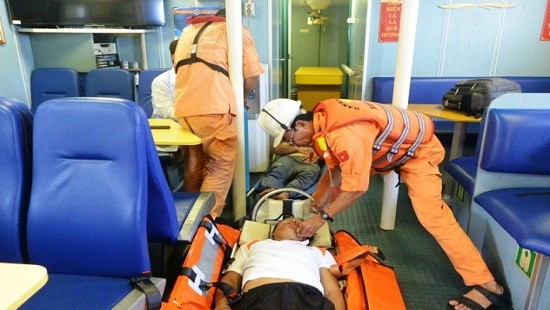 Cứu nạn khẩn cấp ba thuyền viên tàu cá bị ngạt khí gas trên biển