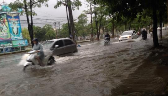 Các tuyến đường TP.Thanh Hóa biến thành sông do mưa lớn