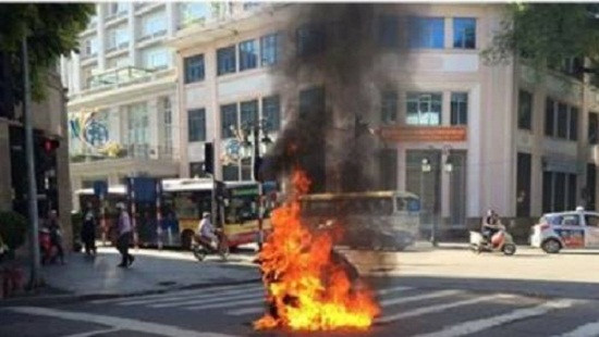Hà Nội: Xe tay ga bốc cháy ngùn ngụt trên phố 
