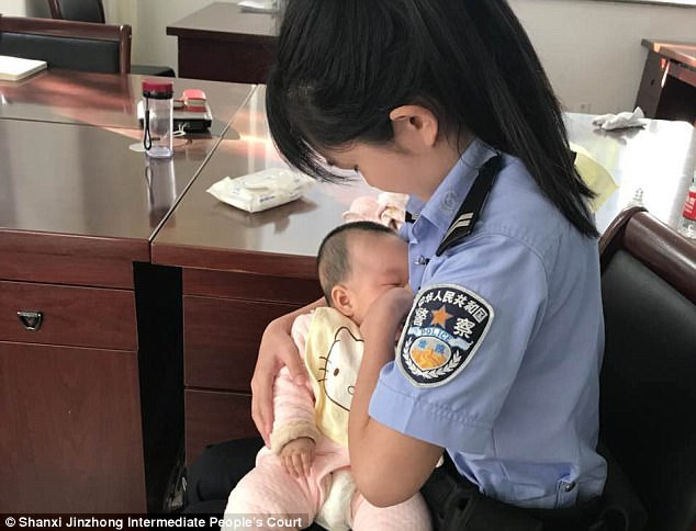 Cô Hao Lina cho em bé bú sữa (Ảnh: Tòa án nhân dân Tấn Trung Sơn Tây)