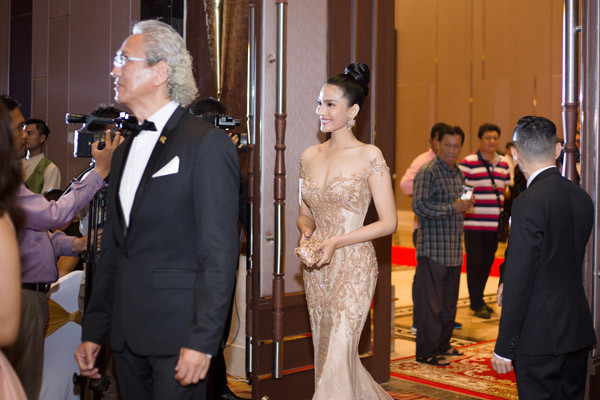 Á hậu Trương Thị May eo thon, dáng chuẩn xuất hiện trong đêm từ thiện lớn ở Campuchia