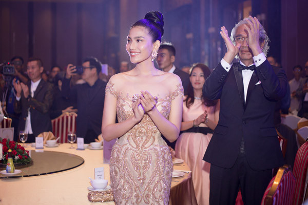 Á hậu Trương Thị May eo thon, dáng chuẩn xuất hiện trong đêm từ thiện lớn ở Campuchia