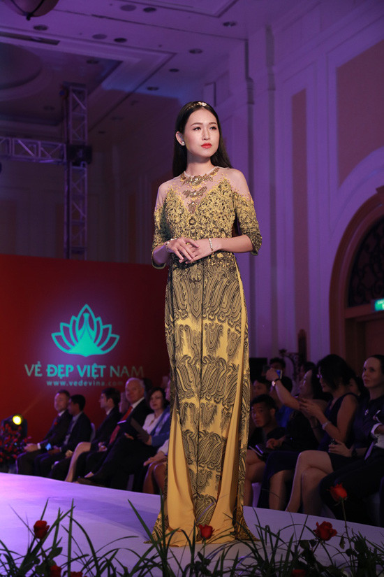 Vẻ đẹp Việt Nam 3: BST “Sen Vàng” tỏa sáng trước 56 vị Đại sứ quán
