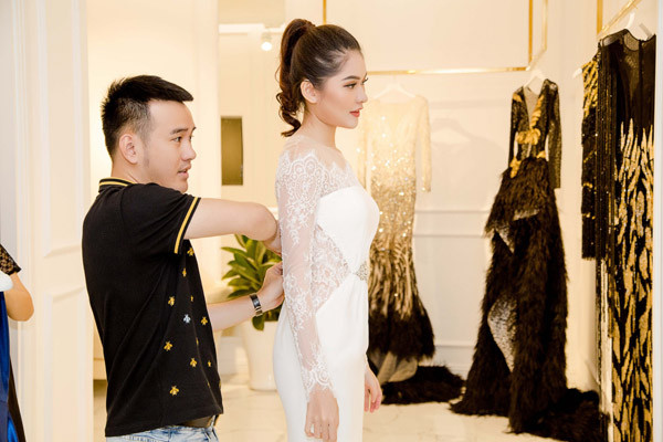 Thùy Dung mặc trang phục nào để thi Hoa hậu quốc tế 2017?