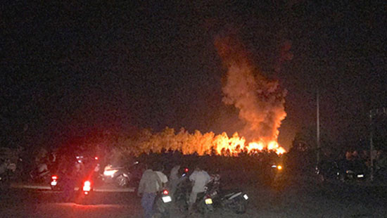 Cháy lớn ở khu chiết xuất gas, hai xe tải bị thiêu rụi