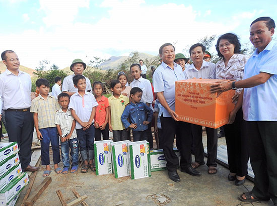 Vinamilk cùng hơn 110 ngàn ly sữa đến với trẻ em vùng lũ Hà Tĩnh và Quảng Bình
