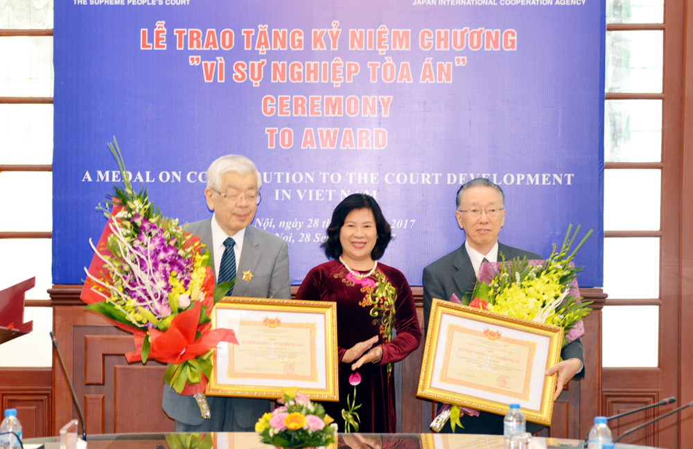 Tặng Kỷ niệm chương “Vì sự nghiệp Tòa án” cho 2 Giáo sư Murakami Kei-ichi và Endo Kenji