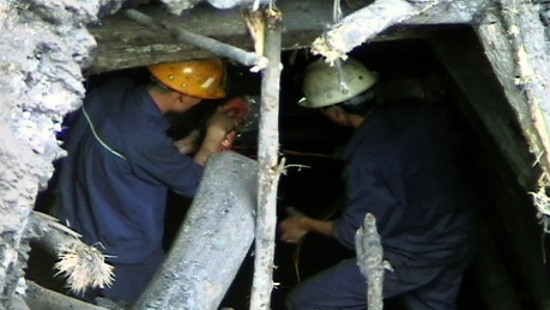 Quảng Ninh: Sập hầm lò khai thác than, hai công nhân bị vùi lấp