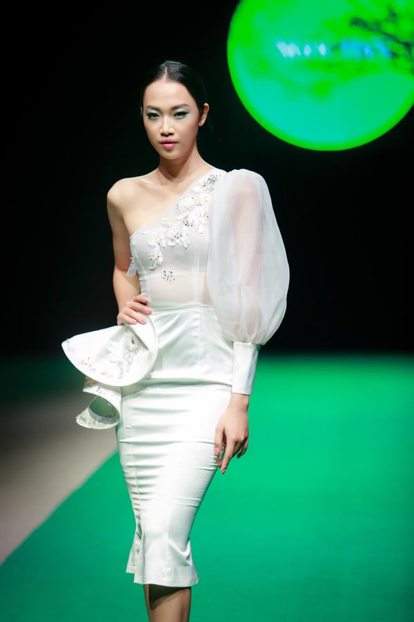 Hoa hậu Ngọc Hân diện váy trắng tinh khôi sau nghi vấn chuẩn bị lên xe hoa