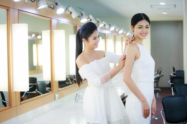 Hoa hậu Ngọc Hân diện váy trắng tinh khôi sau nghi vấn chuẩn bị lên xe hoa
