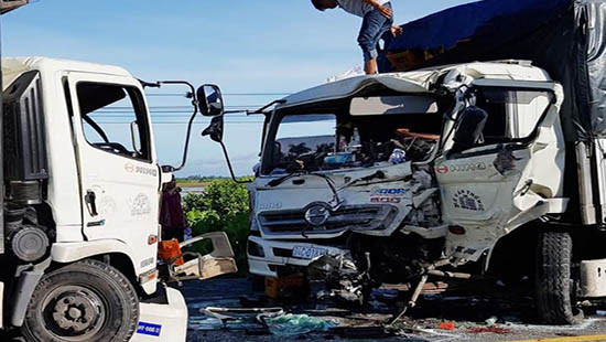 Phá cabin cứu tài xế bị mắc kẹt sau tai nạn