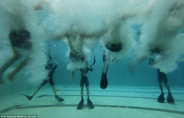 Các ứng viên cần thành thục kỹ năng bơi lội khác nhau bao gồm bơi sải, bơi ếch, bơi bướm… trong cự ly 100m. (Ảnh: NJ.com)