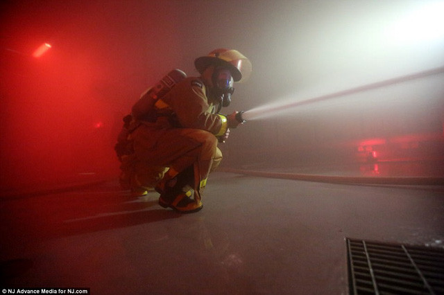 Các học viên cần thành thạo với kỹ năng cứu hỏa. Trong ảnh: một học viên của cơ sở đang xử lý 1 đám cháy “dàn dựng”. (Ảnh: NJ.com)