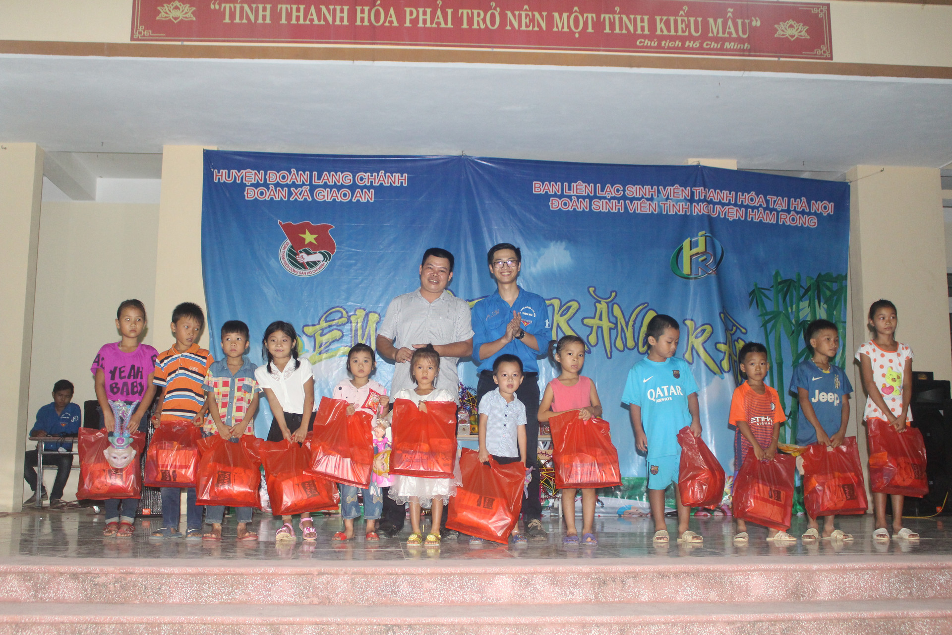 Sinh viên Thanh Hóa mang Tết Trung thu về với trẻ em vùng cao