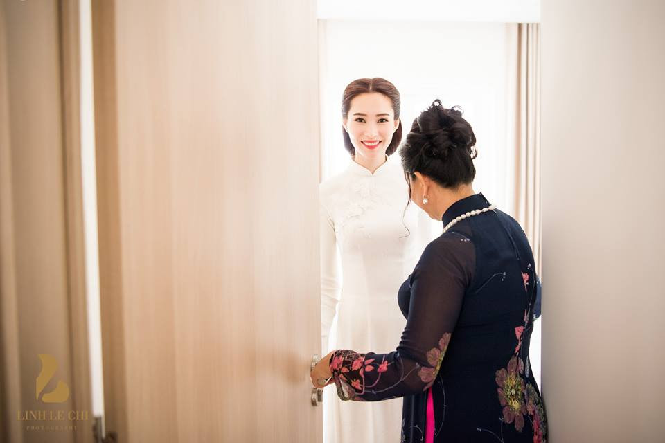 Hoa hậu Đặng Thu Thảo diện áo dài trắng, sánh đôi bên ông xã trong lễ ăn hỏi