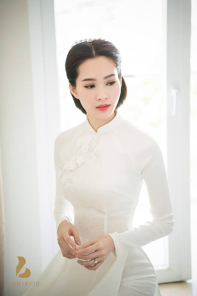 Hoa hậu Đặng Thu Thảo diện áo dài trắng, sánh đôi bên ông xã trong lễ ăn hỏi