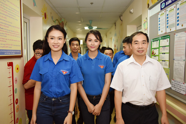 Hoa hậu Biển Thùy Trang mang Trung thu đến các bệnh nhi