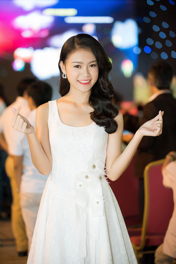 ‘Cô gái vàng’ Hoa hậu Việt Nam hoá chị Hằng trong đêm Trung thu