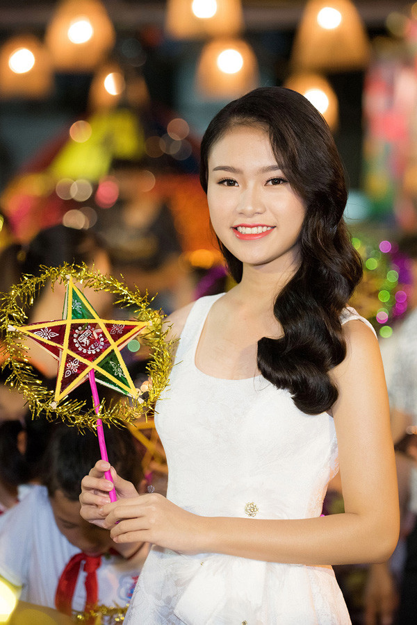 ‘Cô gái vàng’ Hoa hậu Việt Nam hoá chị Hằng trong đêm Trung thu