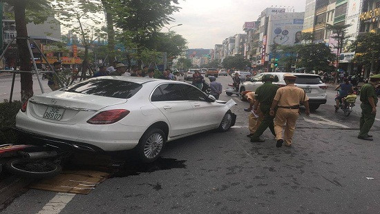  Xe ôtô Mercedes gây tai nạn liên hoàn, 2 người bị thương 
