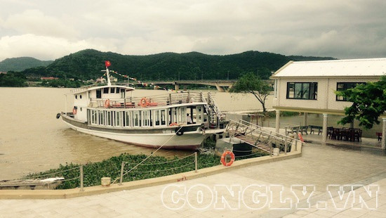 Du thuyền chở khách du lịch trên sông Lam dùng số hiệu đăng ký giả